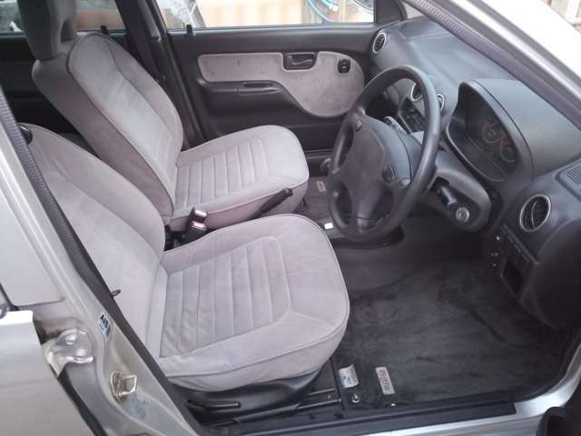 もう帰ってこない時代の作りをした車を見ているとなんともいえない気持ちになります。この時代の日本車は金がかかっているのかモノが良く見える部分が沢山ありますね