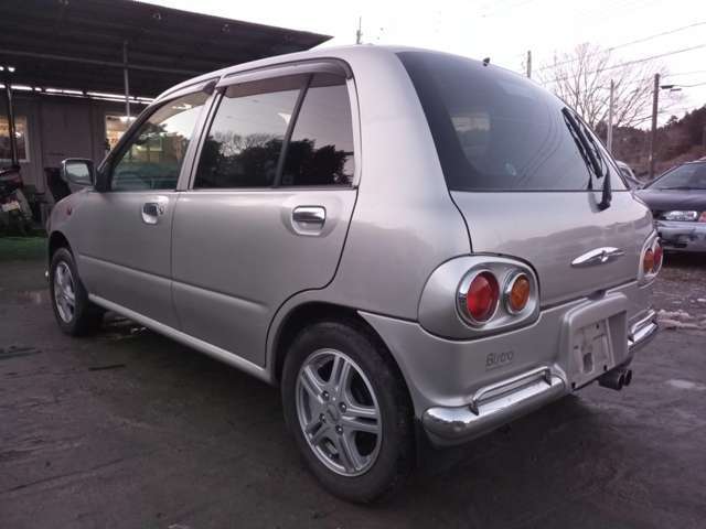 好き嫌いがはっきり分かれるデザインの車ですが、嫌いでも駐車場においておけばだんだんこれはこれで良いクルマではないかと感じるようになってきます。そうなりました！
