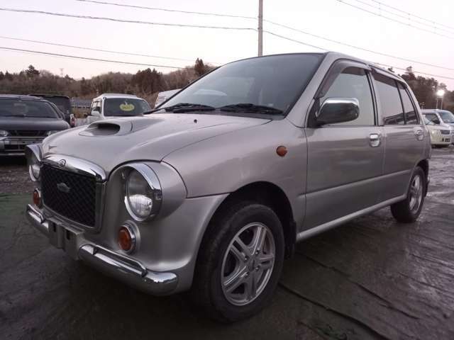 この手の車は往々にしてお客様のほうが車両に詳しいので車両構造とかグレードとかはあまり変なウリ文句でアピールしないようにしています。アプライドモデル毎の仕様変更とかわかりませんもの…