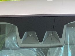 【スマートアシスト】走行中に前方の車両等を認識し、衝突しそうな時は警報とブレーキで衝突回避と被害軽減をアシスト。より安全にドライブをお楽しみいただけます。