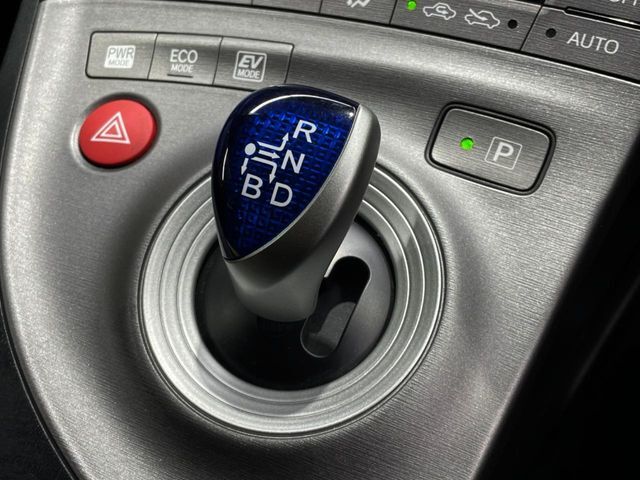 インパネシフトならハンドルからの移動距離が短く操作もスムーズ！また、足元が広くなりすっきりしますので、大柄な方でも快適にお過ごしいただけます。