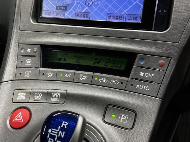 【オートエアコン】一度お好みの温度に設定すれば、車内の温度を検知し風量や温度を自動で調整。暑い…寒い…と何度もスイッチ操作をする必要はありません。快適な車内空間には必須の機能ですね♪