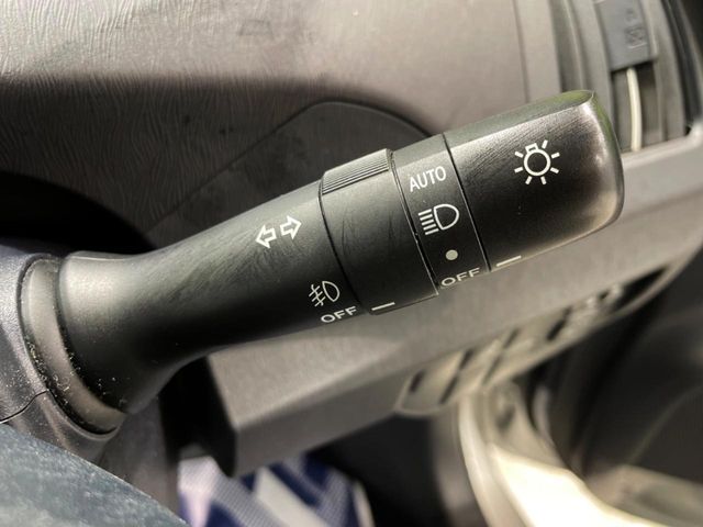 【オートライト】周りの明るさに応じて自動でヘッドライトの点灯・消灯ができる機能です！ライトの付け忘れ・消し忘れなどが無くなり、雨の日や夕方の走行も安心！トンネル通過時も便利ですね♪