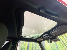 【ガラスルーフ】ガラスルーフ搭載で車内の解放感が一気にアップ！開放的なドライブをお楽しみいただけます。