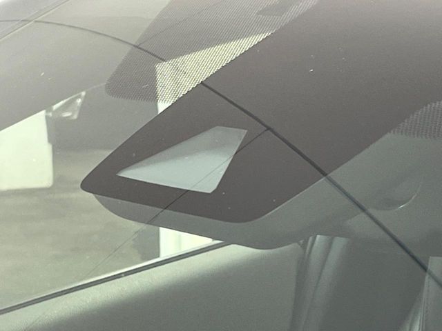 【トヨタセーフティセンス】走行中に前方の車両等を認識し、衝突しそうな時は警報とブレーキで衝突回避と被害軽減をアシスト。より安全にドライブをお楽しみいただけます。