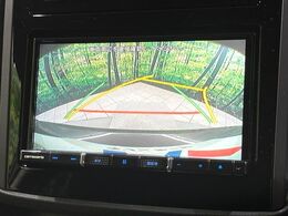 【バックカメラ】駐車時に後方がリアルタイム映像で確認できます。大型商業施設や立体駐車場での駐車時や、夜間のバック時に大活躍！運転スキルに関わらず、今や必須となった装備のひとつです！