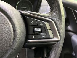 【全車速追従機能付クルーズコントロール】高速道路での長距離走行が楽に！！自動で速度を保つクルーズコントロールが、衝突軽減システムと連携し、前方の車両を感知して車間を保つように速度調節してくれます！！