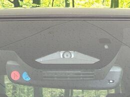 【トヨタセーフティセンス】走行中に前方の車両等を認識し、衝突しそうな時は警報とブレーキで衝突回避と被害軽減をアシスト。より安全にドライブをお楽しみいただけます。