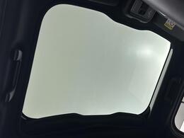 【スカイフィールトップ】前席の頭上に大きく広がるガラスルーフです！今までは見ることができなかったような景色を映し出します。