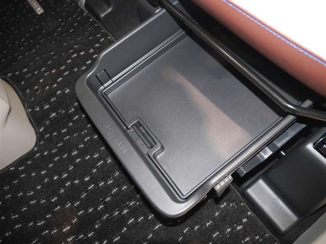 助手席下にはシートアンダートレイ☆