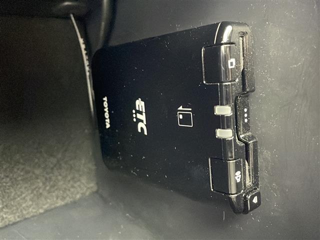 【ETC】有料道路を利用する際に料金所で停止することなく通過できる、ETC車載器（ノンストップ自動料金収受システム機器）が装備されています。セットアップを行うことで利用可能になります。