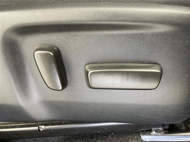 【運転席】座り心地が良いシートなので長時間の運転でも快適にお過ごしいただけます。新品のフロアマットのご注文も可能です。掲載箇所以外にご希望の写真がございましたらお気軽にお問い合わせ下さい。