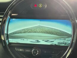 ●バックカメラ：便利な【バックカメラ】で安全確認もできます。駐車が苦手な方にもオススメな便利機能です。