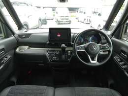 シフトレバーをダッシュパネルセンターに装備。運転席、助手席の足元すっきり！