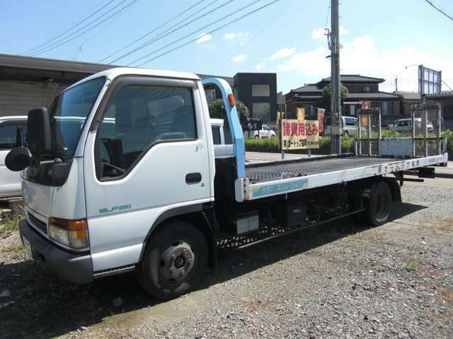 大事なお車を載せるための積載車もご準備しています。遠方のかたでもご安心してお問い合わせください！