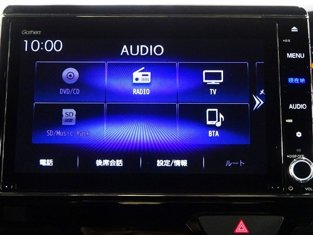 ホンダ純正ナビなのでダッシュボードにスッキリと収まっています。土地勘の無い所でも道に迷わず安心ですね！。AVも色々視聴でるのでドライブも楽しくなりますよ！