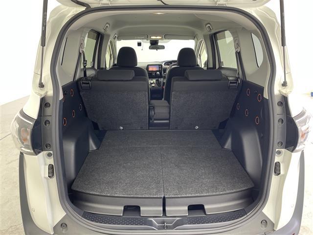 【トランク】積み込みやすくて、たっぷり積める荷室です。シートアレンジできるものは、乗車人数と荷物の量や大きさによってシートを動かすことができるので、より快適なドライブが可能です！