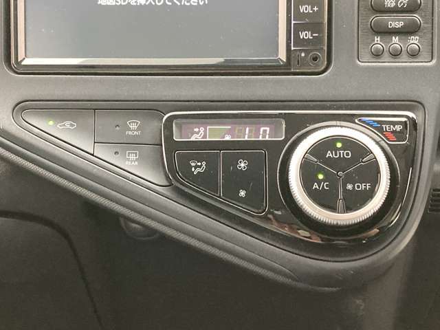オートエアコンは温度を設定するだけで、自動で風量などを設定してくれます。運転しながら操作も必要ないので、安全性も向上します。