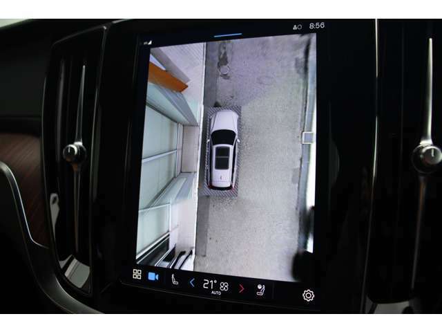 カメラとセンサーのWサポート。雨天時や夜間など後方視界の確保が困難な時にも、ディスプレイ上に誘導ラインが表示されよりスムーズな駐車をサポートします。