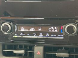 【オートエアコン】一度お好みの温度に設定すれば、車内の温度を検知し風量や温度を自動で調整。暑い…寒い…と何度もスイッチ操作をする必要はありません。快適な車内空間には必須の機能ですね♪
