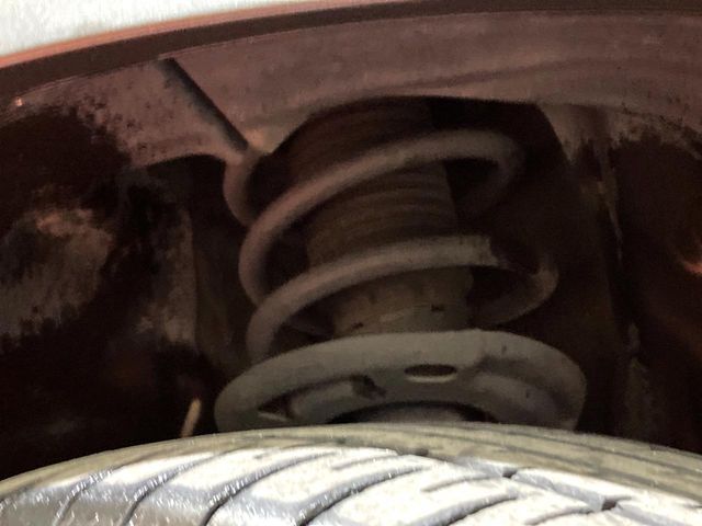 お車を安心してお乗りいただく為には、足回りの定期点検が欠かせません。サービスサポート（有償保証）では無料点検もご提供しており、安心のカーライフをお過ごしいただけるサポート体制が整っています。