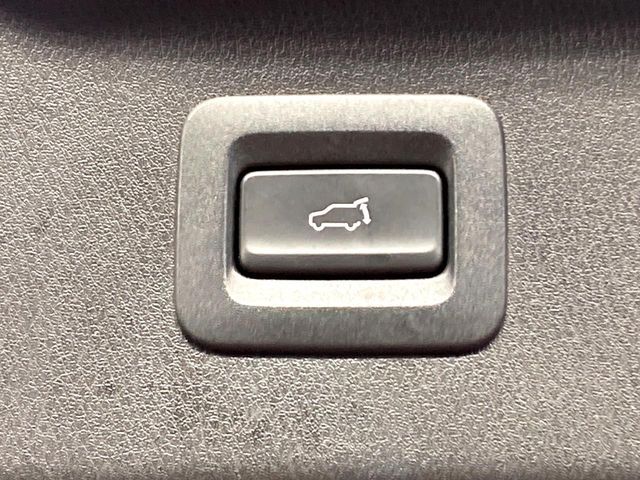 【パワーバックドア】スマートキーや運転席のボタンを押すだけでリアゲートが自動で開閉します！荷物を持っている時や、高い位置にあるバックドアを閉める際に便利な機能です♪