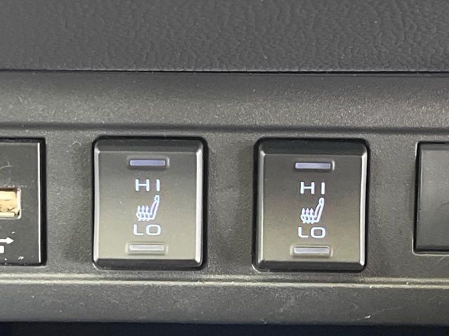【シートヒーター】運転席/助手席共に温度調節が可能なシートヒーターを装備。季節を問わず快適にドライブできます。