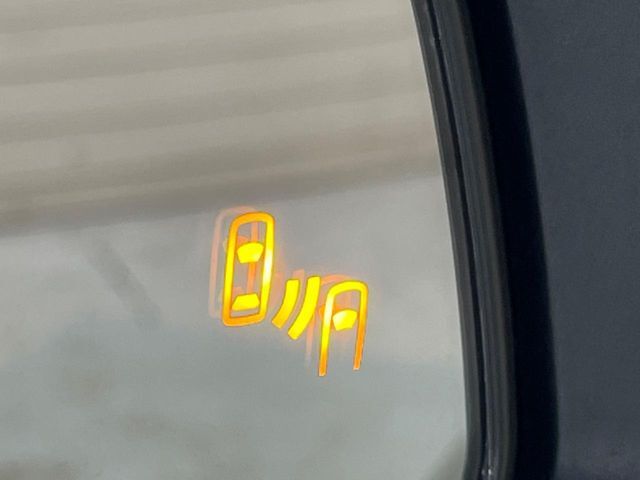 【ブラインドスポットモニタ】レーダーにより隣車線の車両を検知。車両を検知した側の表示灯が点灯。車両を検知している側に車線変更をしようとした場合、ブザーと表示で危険をお知らせします。