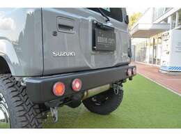 リヤバンパーを丸型テールランプ付タイプに変更。オールドルックの象徴手的なデザインの一つ。