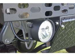 フォグランプのライト部がむき出しになることで、ワイルドさやタフさを演出。