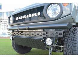 ワイルドなストレート＆デザインプレートバンパーに交換済！武骨なジムニーによりアクティブな山にも海にもマッチするデザインに！