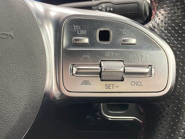 【レーダークルーズコントロール】装備車両です。レーダーやカメラを使って前を走るクルマの状況を検知して速度を調整してくれます。遠距離ドライブの高速道路などでは大活躍で疲労軽減に役立ちます。