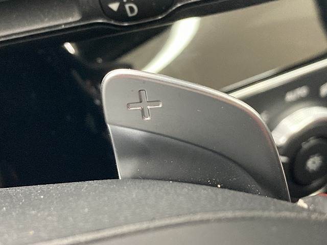 【パドルシフト】高速道路走行時など、エンジンブレーキを使用する際にはお手元で簡単にシフトダウン出来ます。