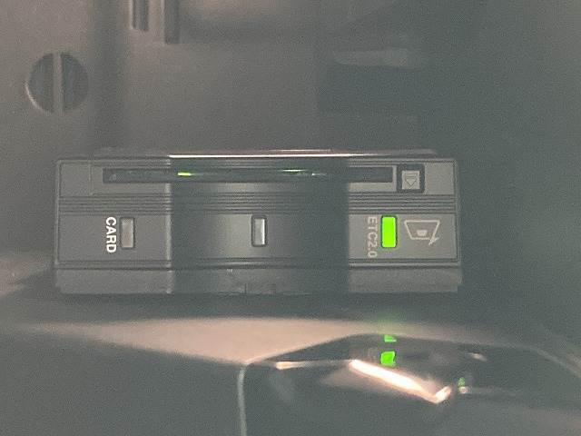 【ETC車載器】を装備しておりますので、ご納車直後からの遠距離ドライブも可能です。土日の利用料金の割引や、朝夕の通行料金を割引料金で高速道路をお楽しみいただけます。
