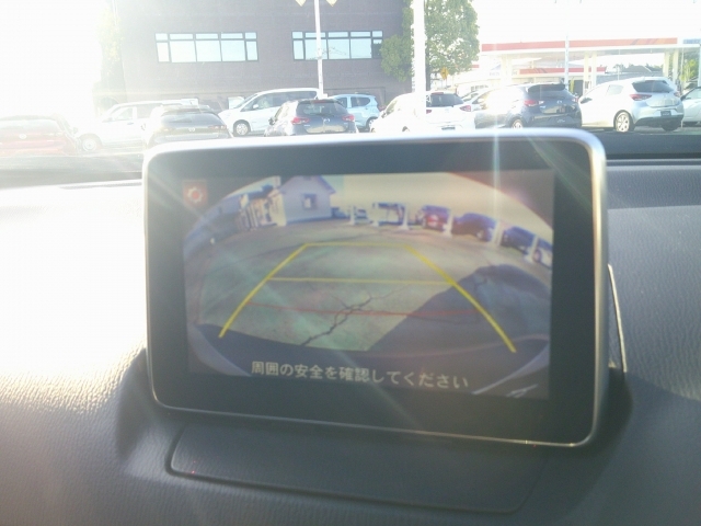 運転席から見えにくい後方を確認。バックでの駐車をサポート。センターディスプレイにバックカメラの映像を映しだします。バンパー後端より目安線表示付き