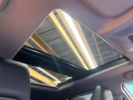 【大型サンルーフ】車内の解放感が一気に上がる大型のパノラマルーフ！季節を問わず開放的で快適なドライブをお楽しみいただけます。流通量も少なく希少価値の高い人気の装備です♪