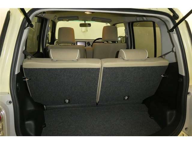 バックドアを上げた状態です。シートのアレンジ次第で荷室のスペースが変わります！用途に合わせて快適な室内を？