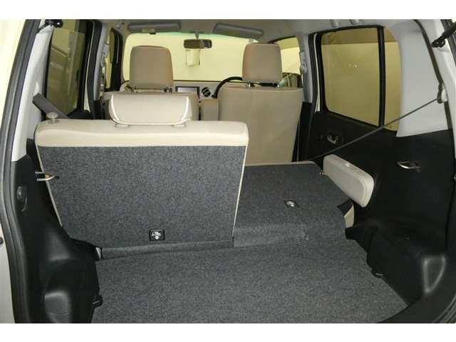 こちらはバックドアを上げた状態です。シートを倒せば荷室のスペースが広くなります！用途に合わせて快適な室内空間を！