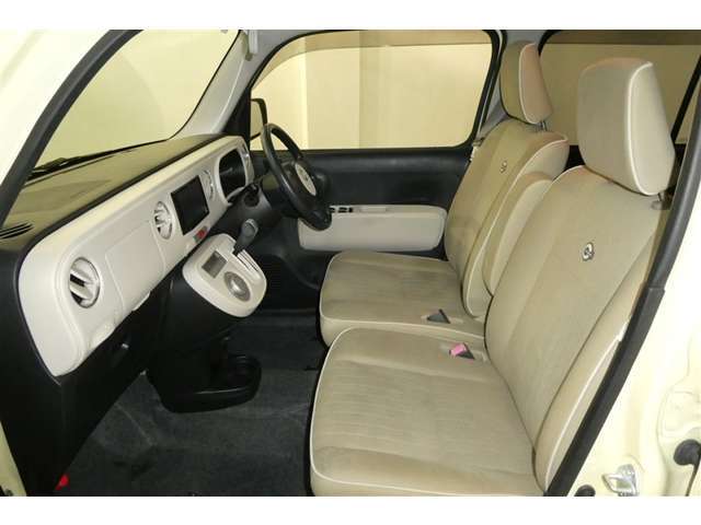 前のシートになります。ベージュ、ブラウンをあしらったシートデザインです。