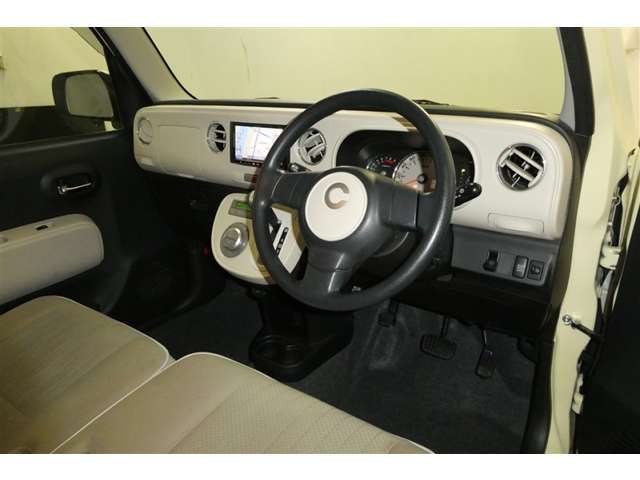 フロントシートはベンチシートタイプで、ゆったり快適に運転できます。
