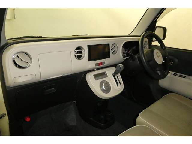 この車で色んな場所へドライブに出かけてみませんか。