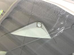 【インテリジェントエマージェンシーブレーキ】フロントカメラで前方の車両や歩行者を検知。衝突しそうな時は衝突被害軽減ブレーキが作動、衝突回避をサポート。より安全にドライブをお楽しみいただけます。