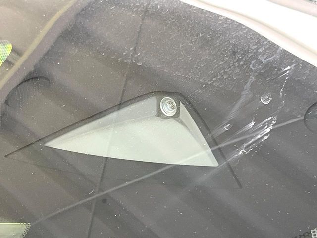 【インテリジェントエマージェンシーブレーキ】フロントカメラで前方の車両や歩行者を検知。衝突しそうな時は衝突被害軽減ブレーキが作動、衝突回避をサポート。より安全にドライブをお楽しみいただけます。