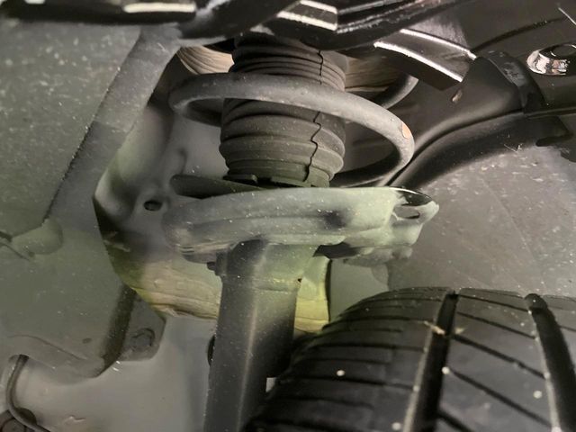 お車を安心してお乗りいただく為には、足回りの定期点検が欠かせません。サービスサポート（有償保証）では無料点検もご提供しており、安心のカーライフをお過ごしいただけるサポート体制が整っています。