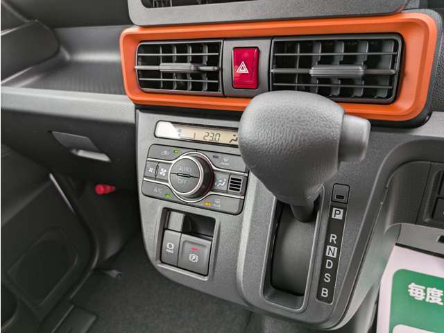 オートエアコン標準装備です。簡単操作で車内が設定した温度になるまで風量、吹き出し口を自動的に調整してくれます。いつでも快適な運転が楽しめます。