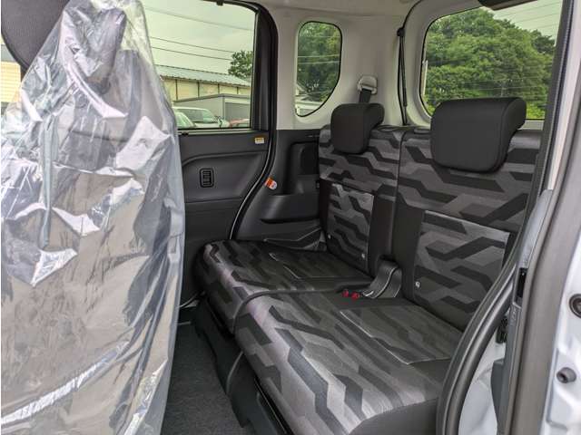 リアシートは分割式になります。ワンタッチでフラットにも出来ますのでお荷物が多い時等はフルフラットにして積む事も可能です。