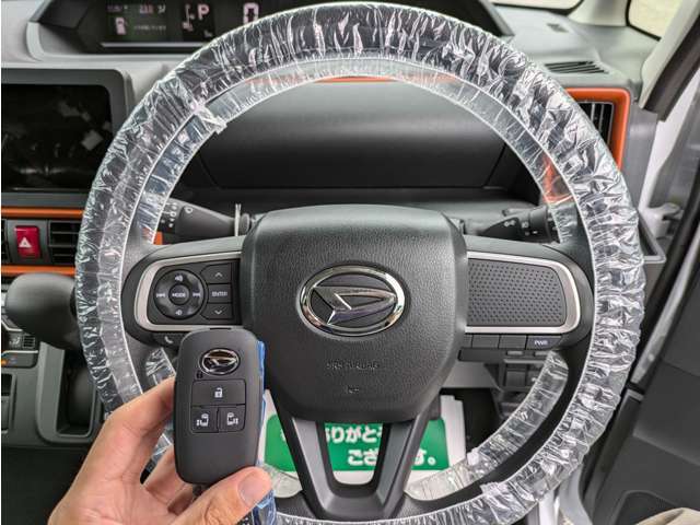 スマートキー標準装備です。車に近づいてリクエストスイッチを押せばドアの開閉ができます。更にエンジンの始動もカギを挿さずに出来ます。防犯面でも安心に繋がります。