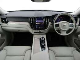 車内は、美しい仕上がりのインテリアが清々しくも落ち着いた雰囲気を醸し出し、独特の居心地のよさを感じさせる、まさにスカンジナビアン・デザインの傑作と呼ぶにふさわしい空間となっています。