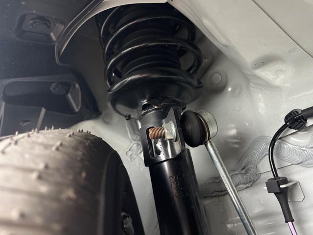 お車を安心してお乗りいただく為には、足回りの定期点検が欠かせません。サービスサポート（有償保証）では無料点検もご提供しており、安心のカーライフをお過ごしいただけるサポート体制が整っています。