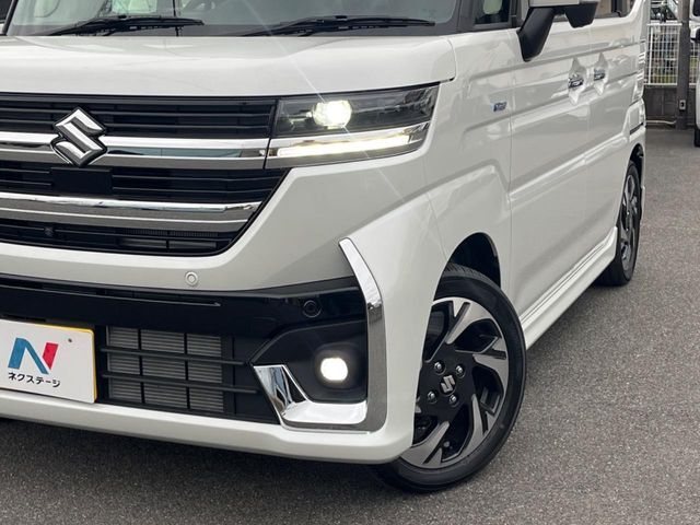 【LEDヘッドライト】悪天候や夜間走行時も良好な視界を確保し安心して運転できる高輝度LEDヘッドライトを装備！点灯速度が早く、消費電力も抑えられています。